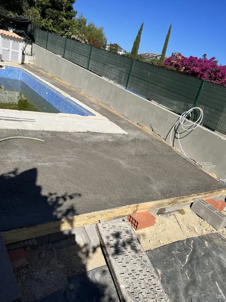 Zona da piscina durante a obra