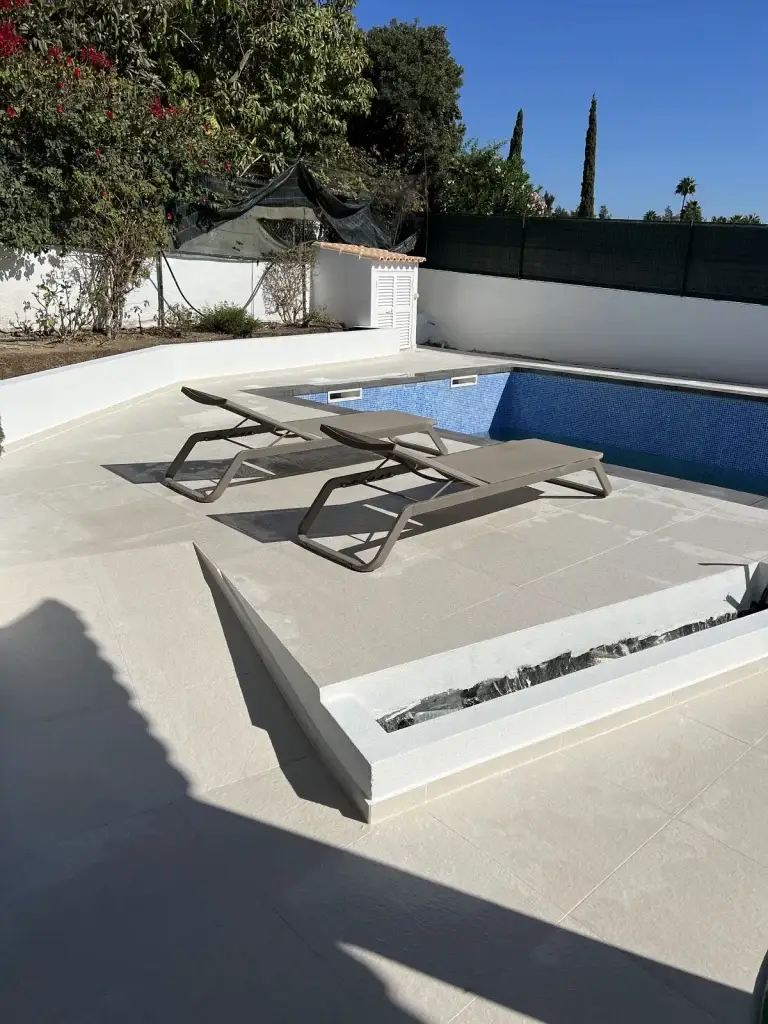 Zona da piscina remodelada em Almancil