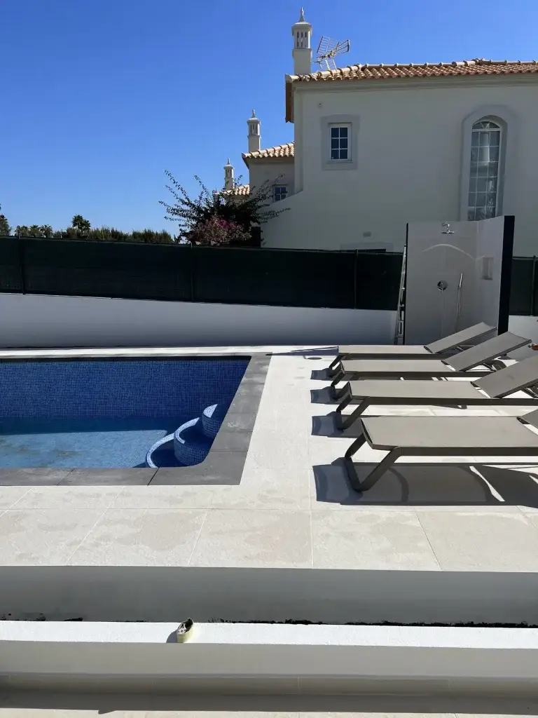 Piscina e pavimento exterior