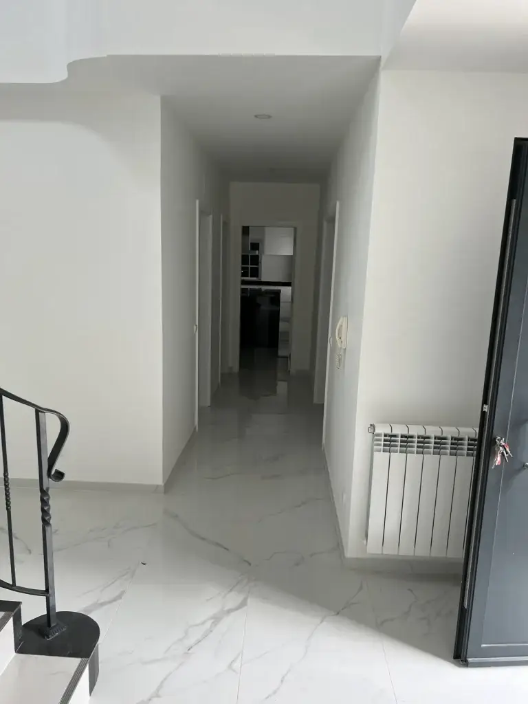 Corredor com pavimento em mármore