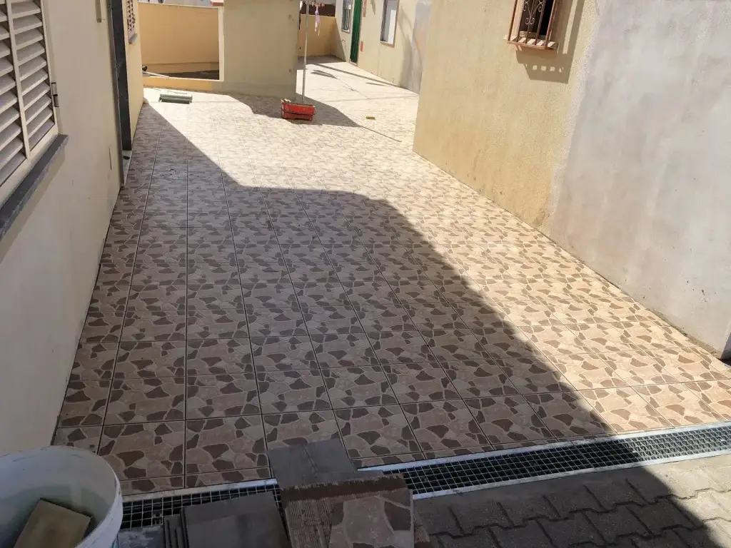 Pavimento exterior com drenagem