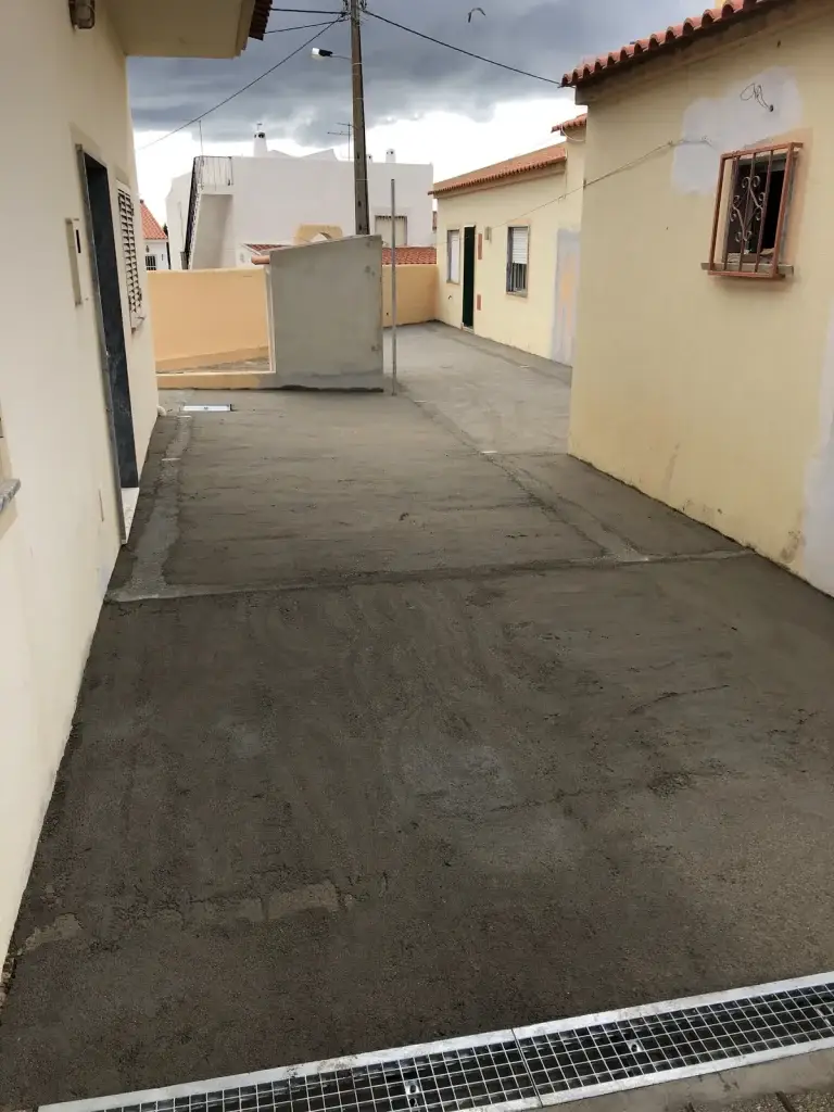 Pavimento exterior durante a obra