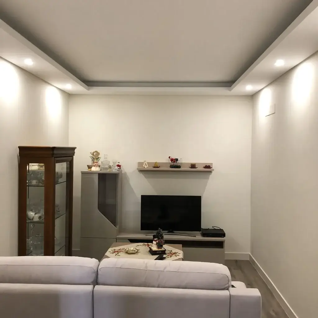 Sala com teto falso iluminado