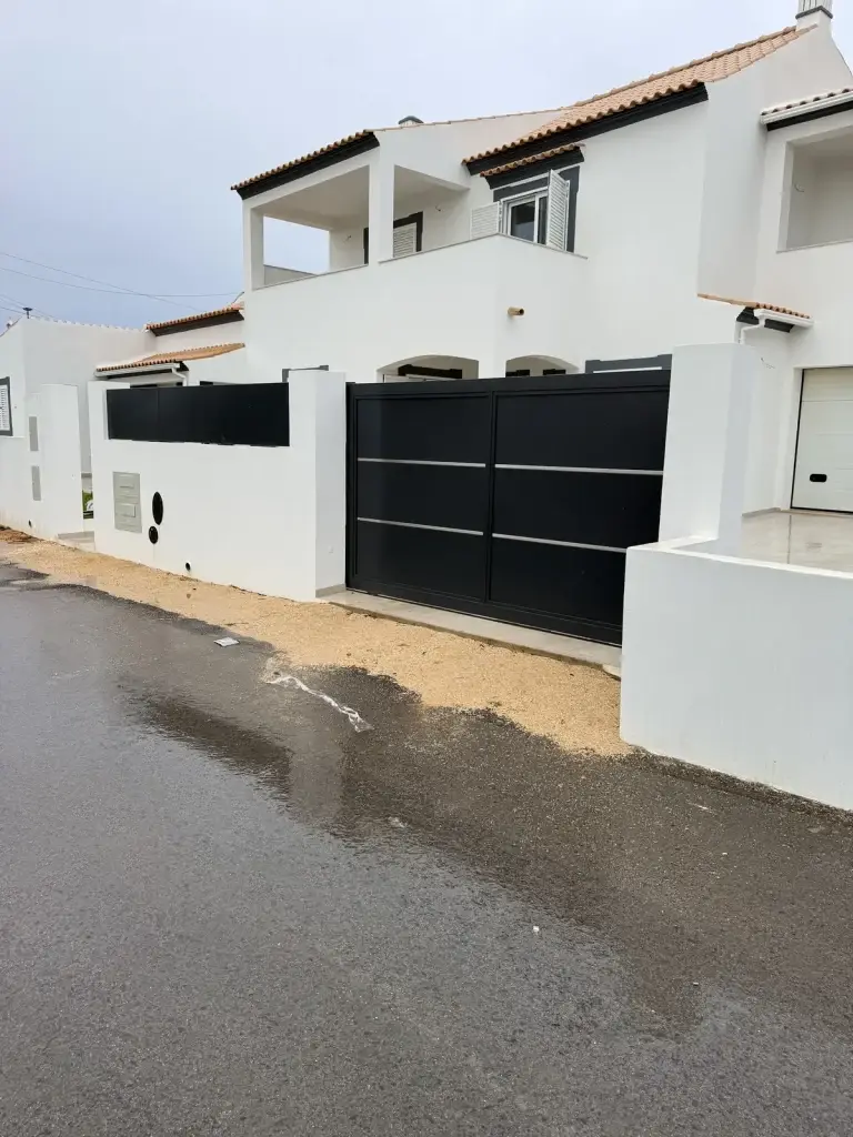 Muro e portão de entrada