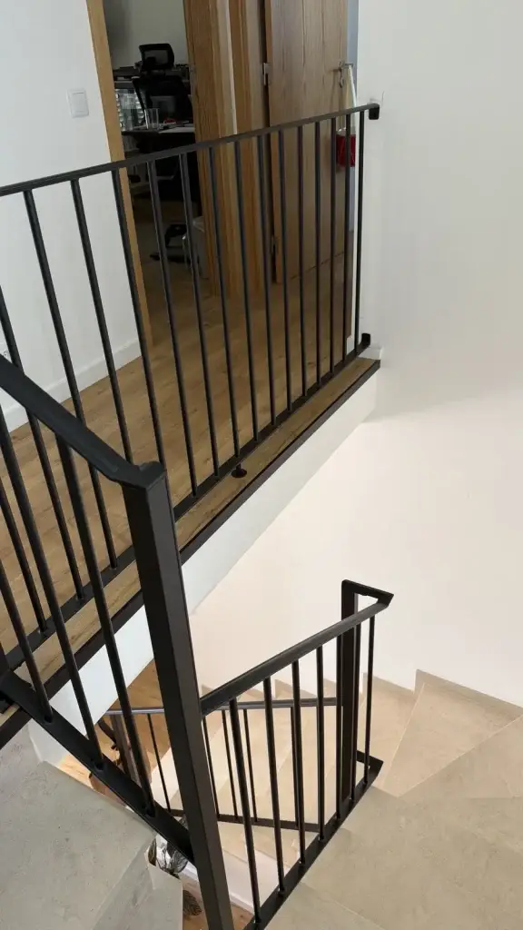 Escada com guarda metálica