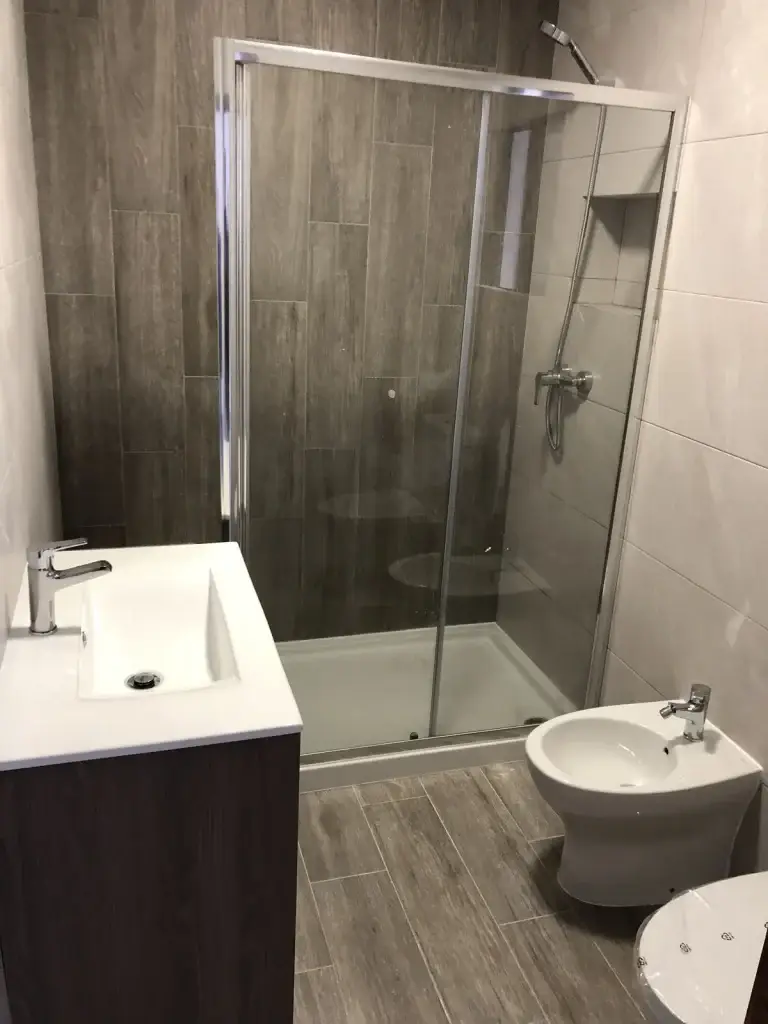 Casa de banho com base de duche
