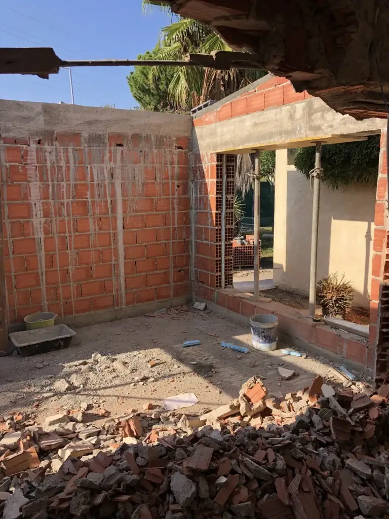 Demolição de paredes no início da obra