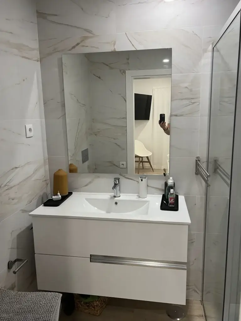 Casa de banho com revestimento em mármore