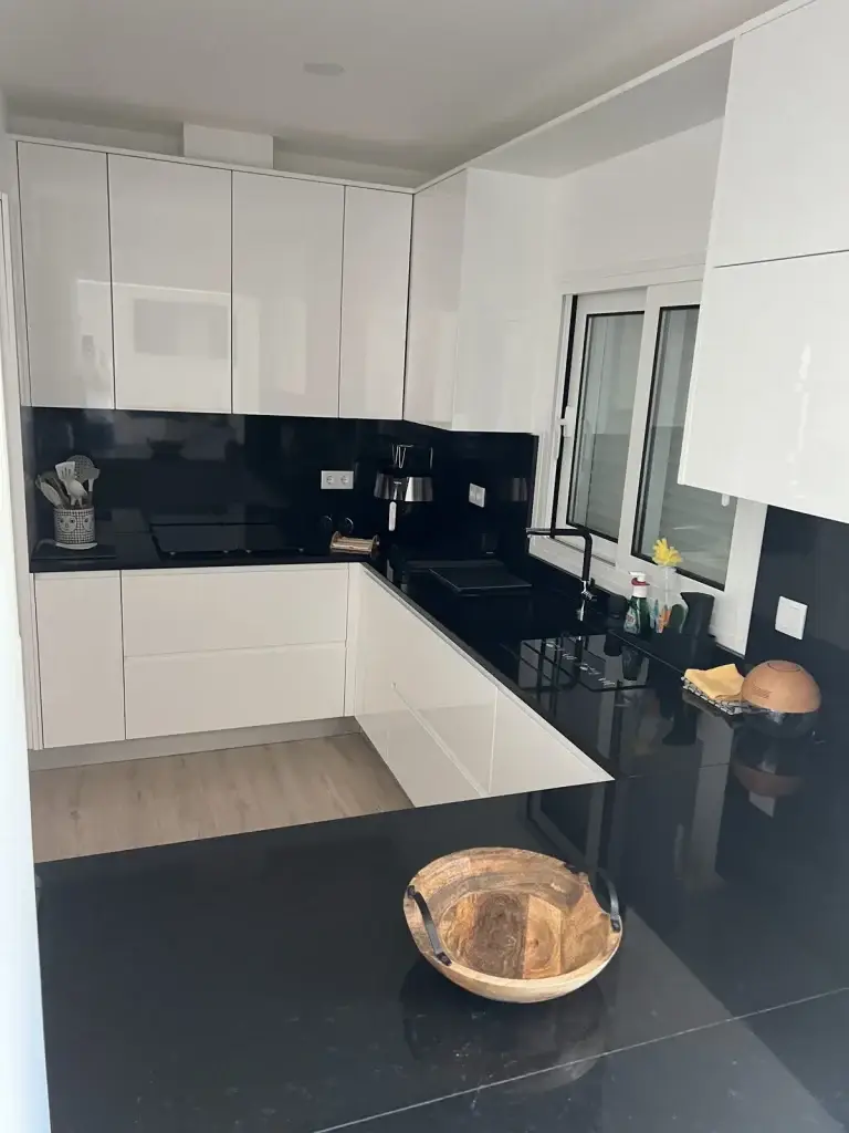 Cozinha nova com bancada preta