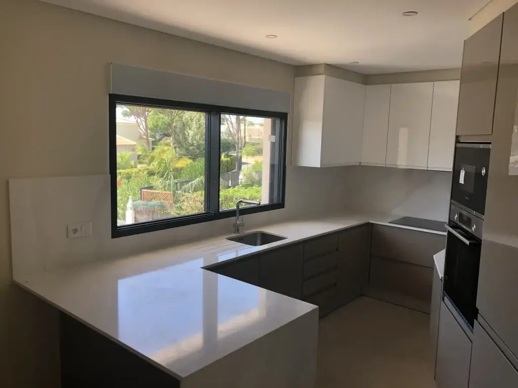 Cozinha nova com vista para o jardim