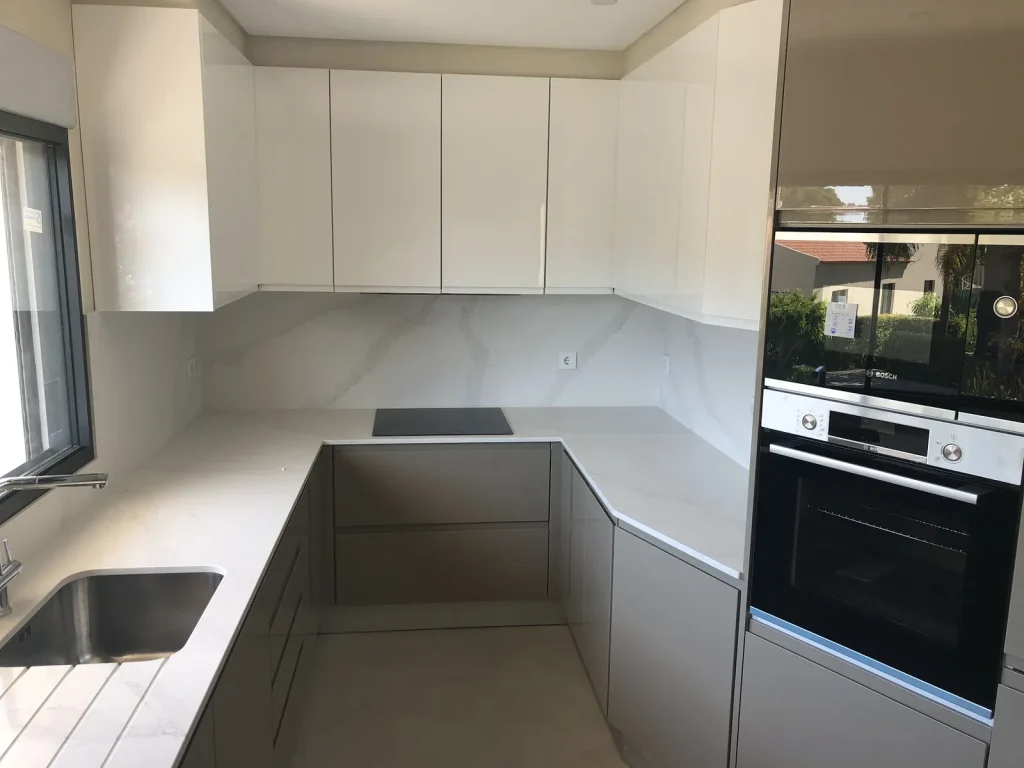 Cozinha com eletrodomésticos encastrados